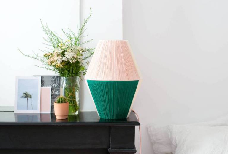 DIY – Une lampe en laine colorée // Hëllø Blogzine blog deco & lifestyle www.hello-hello.fr 