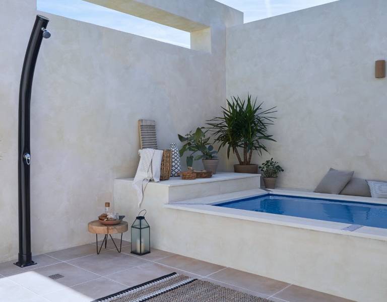 Ce que vous devez savoir avant d'installer une douche extérieure // Hellø Blogzine blog deco & lifestyle www.hello-hello.fr