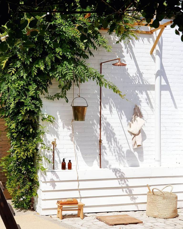 Ce que vous devez savoir avant d'installer une douche extérieure // Hellø Blogzine blog deco & lifestyle www.hello-hello.fr