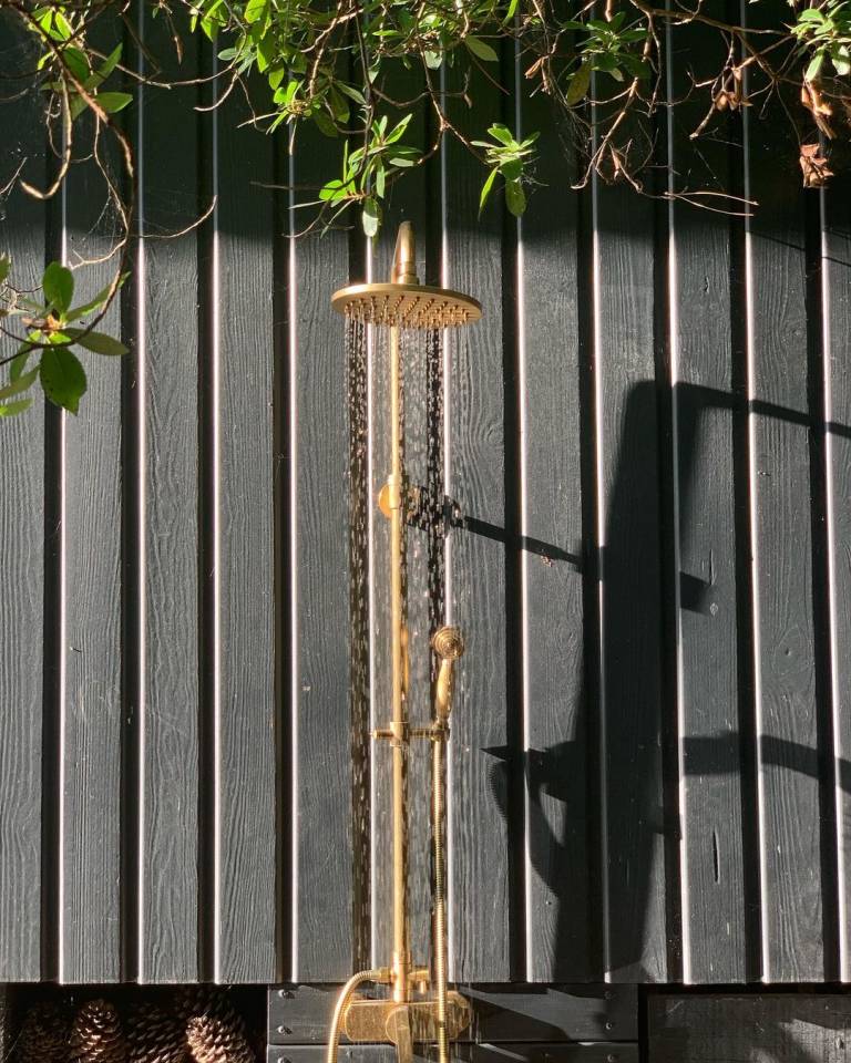 Ce que vous devez savoir avant d'installer une douche extérieure // Hellø Blogzine blog deco & lifestyle www.hello-hello.fr