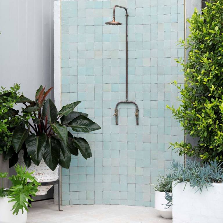 Ce que vous devez savoir avant d'installer une douche extérieure // Hellø Blogzine blog deco & lifestyle www.hello-hello.fr
