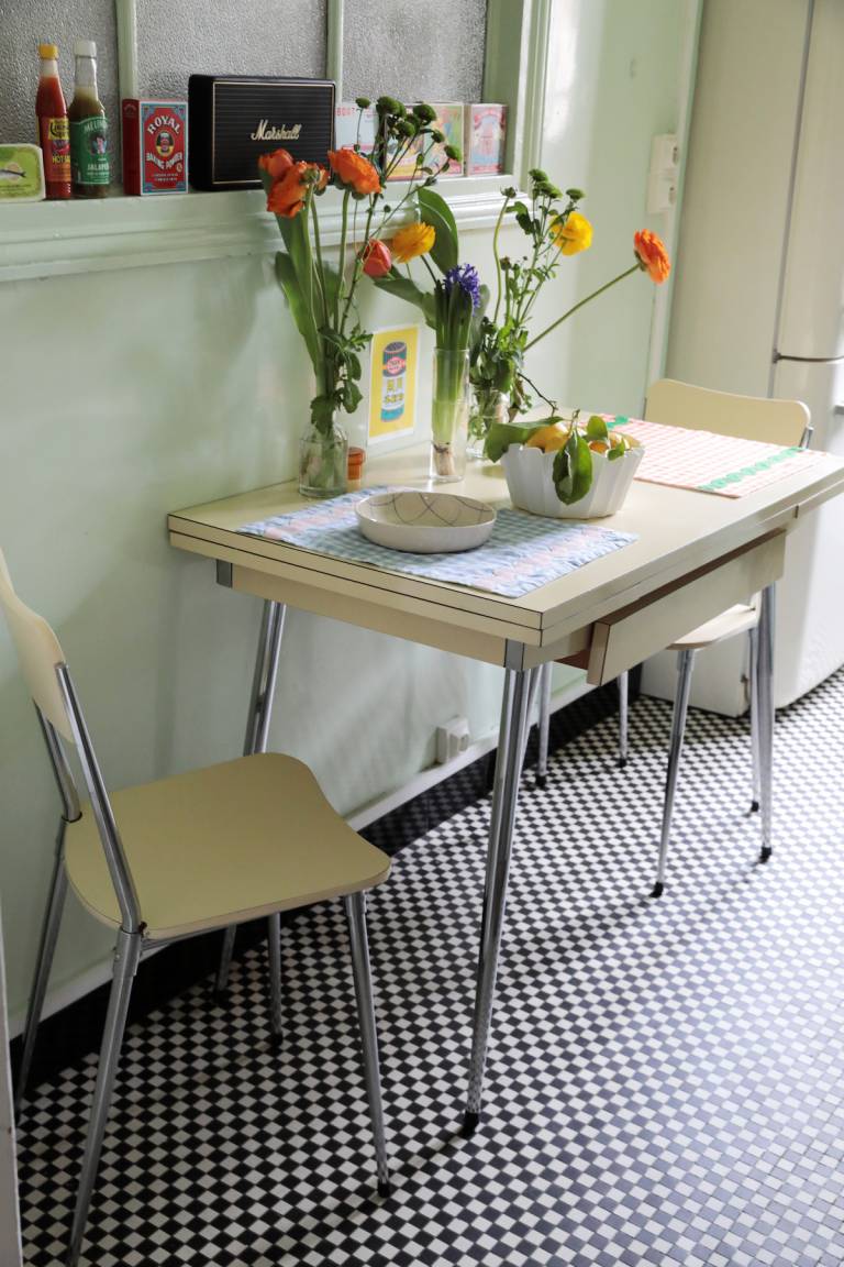 L'appartement haussmannien moderne et coloré de Girlzpop // Hellø Blogzine blog deco & lifestyle www.hello-hello.fr
