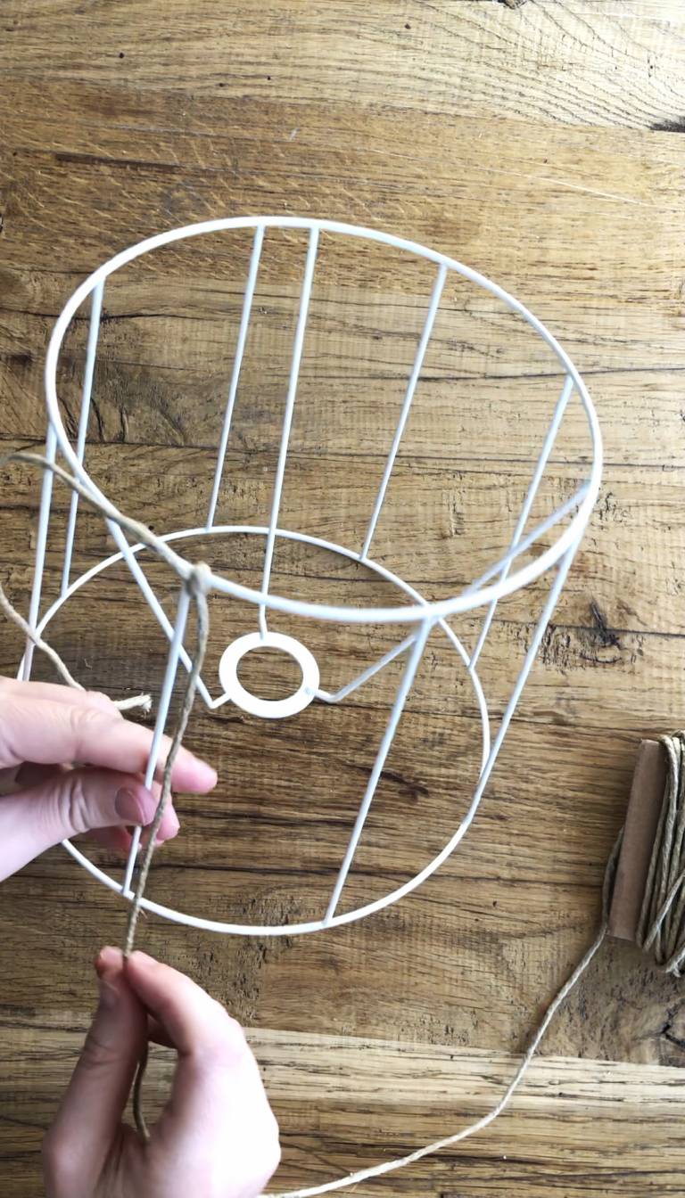 DIY - Une lampe avec un abat jour en ficelle // Hellø Blogzine blog deco & lifestyle www.hello-hello.fr