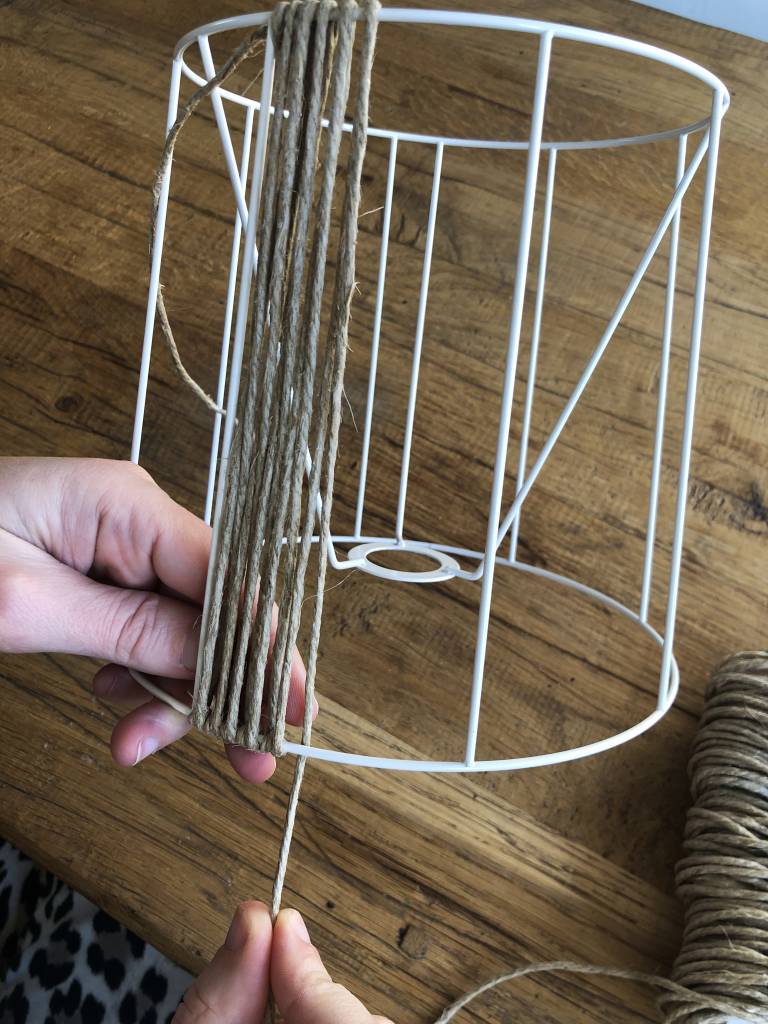 DIY - Une lampe avec un abat jour en ficelle // Hellø Blogzine blog deco & lifestyle www.hello-hello.fr