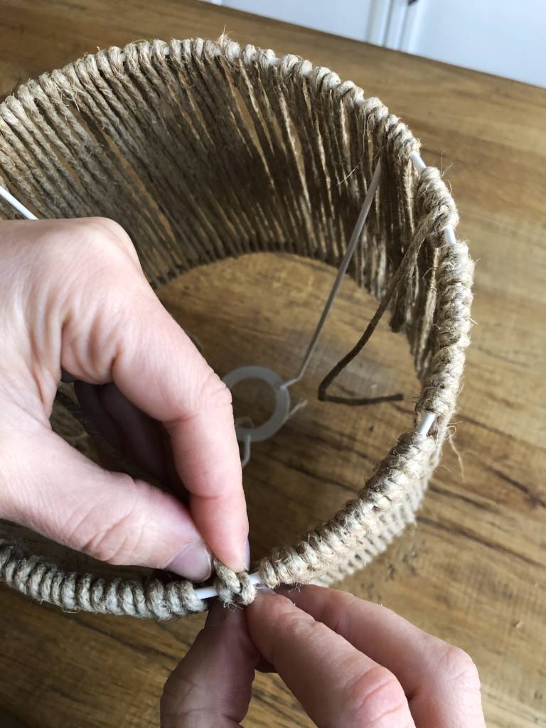 DIY - Une lampe avec un abat jour en ficelle // Hellø Blogzine blog deco & lifestyle www.hello-hello.fr