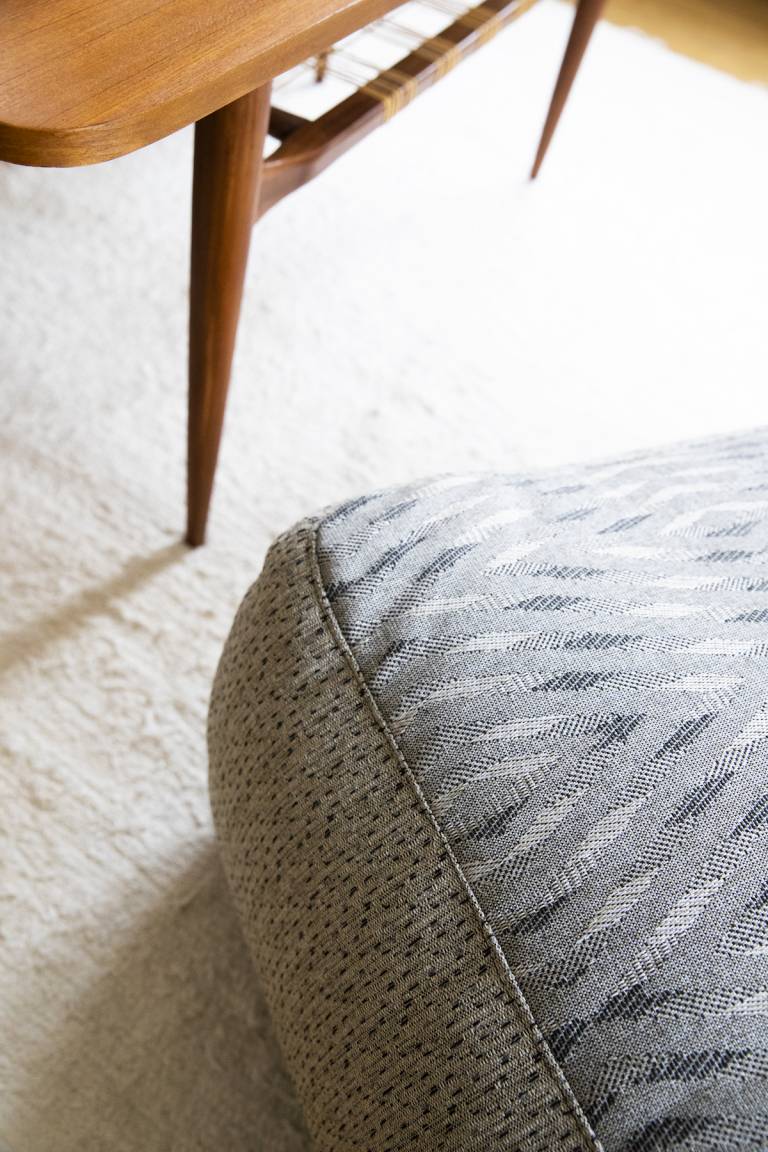 Raoul est le pouf recyclé imaginé par Les Maturins. Il est fabriqué à partir de bouteilles plastiques issues de déchets marins et de chutes de matelas // Hellø Blogzine blog deco & lifestyle www.hello-hello.fr