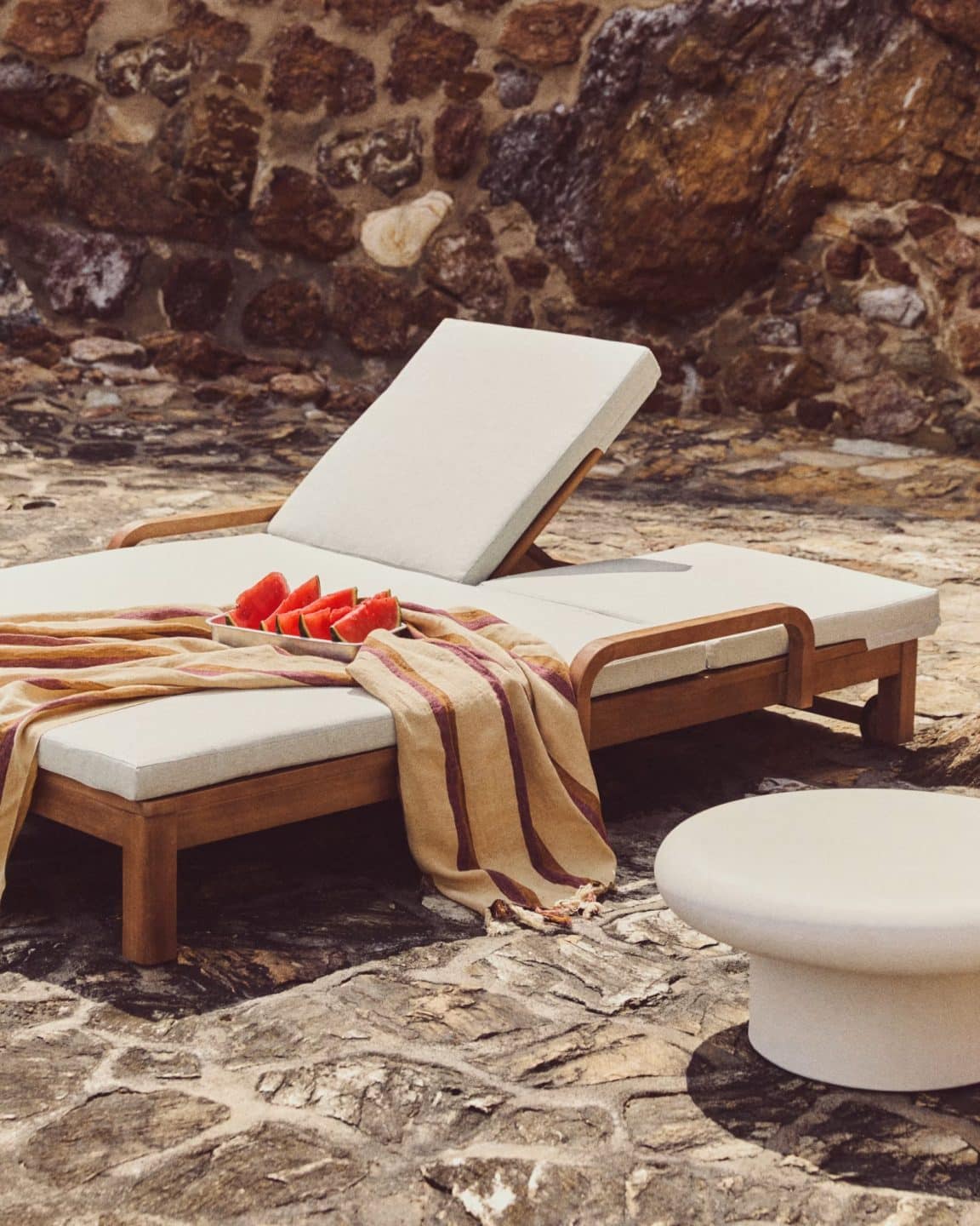 Envie d’un extérieur aussi beau qu’un salon ? Découvrez notre sélection de transats de jardin design, bains de soleil en bois, modèles rétro à rayures et chaises longues tendance pour créer un espace outdoor ultra déco. // Hellø Blogzine blog deco & lifestyle www.hello-hello.fr