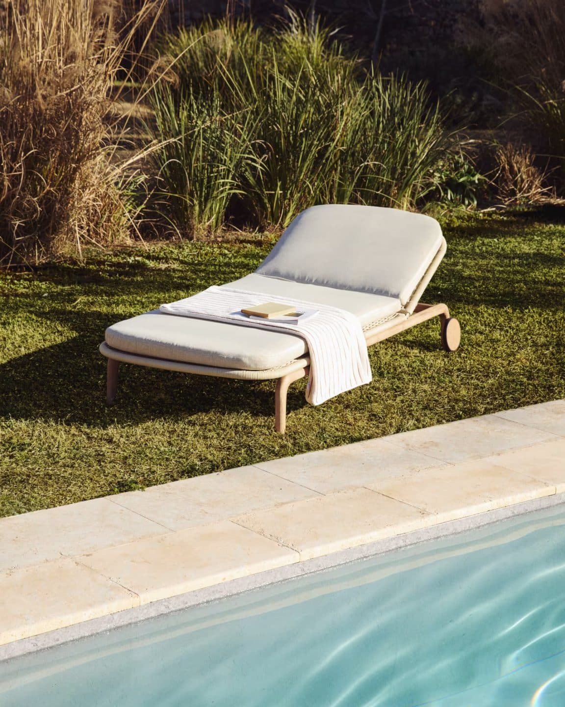 Envie d’un extérieur aussi beau qu’un salon ? Découvrez notre sélection de transats de jardin design, bains de soleil en bois, modèles rétro à rayures et chaises longues tendance pour créer un espace outdoor ultra déco. // Hellø Blogzine blog deco & lifestyle www.hello-hello.fr
