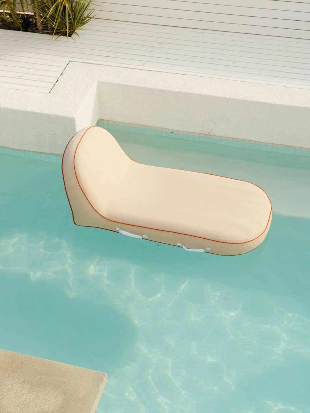 Envie d’un extérieur aussi beau qu’un salon ? Découvrez notre sélection de transats de jardin design, bains de soleil en bois, modèles rétro à rayures et chaises longues tendance pour créer un espace outdoor ultra déco. // Hellø Blogzine blog deco & lifestyle www.hello-hello.fr