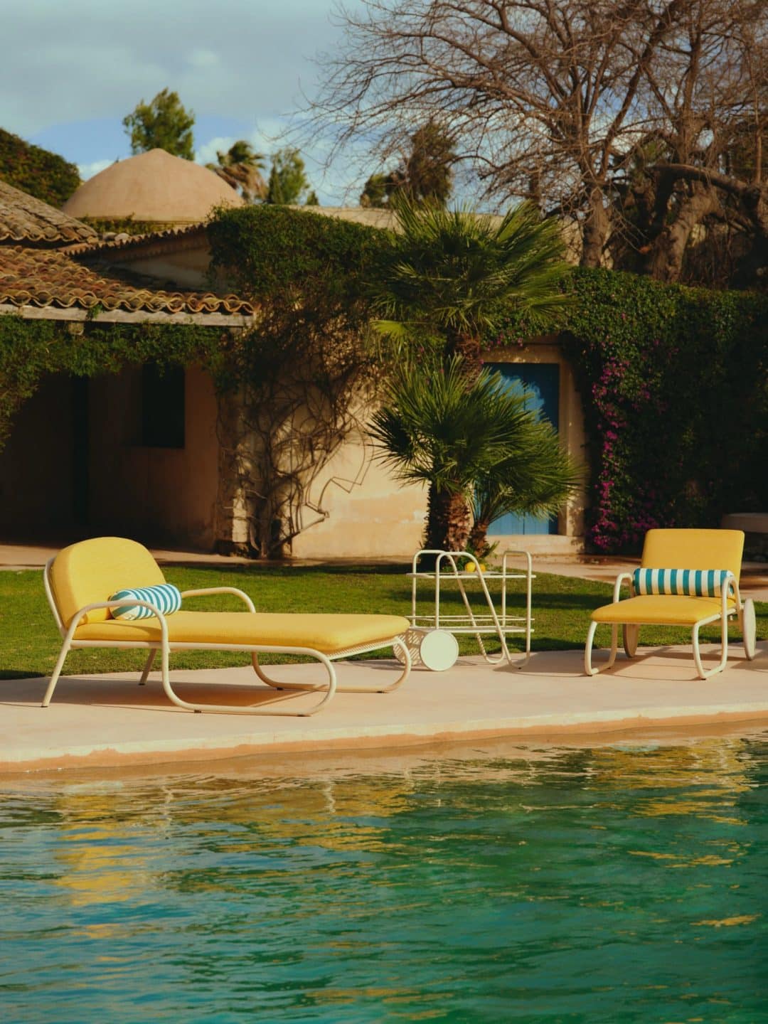 Envie d’un extérieur aussi beau qu’un salon ? Découvrez notre sélection de transats de jardin design, bains de soleil en bois, modèles rétro à rayures et chaises longues tendance pour créer un espace outdoor ultra déco. // Hellø Blogzine blog deco & lifestyle www.hello-hello.fr