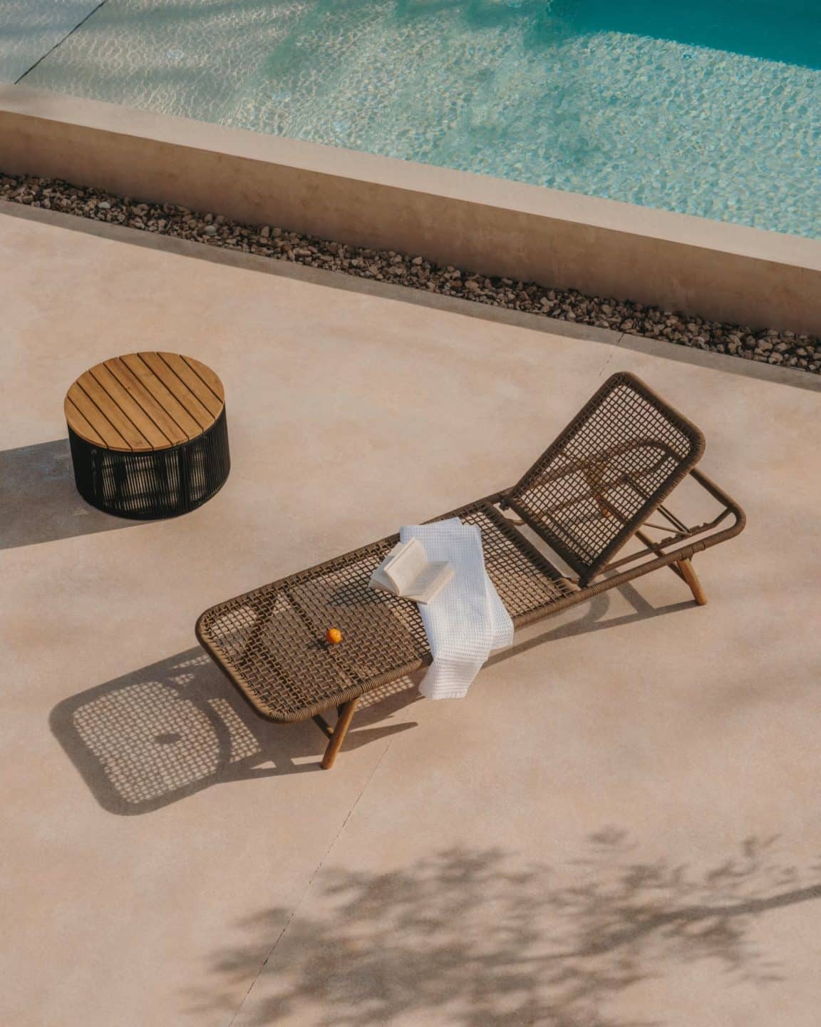 Envie d’un extérieur aussi beau qu’un salon ? Découvrez notre sélection de transats de jardin design, bains de soleil en bois, modèles rétro à rayures et chaises longues tendance pour créer un espace outdoor ultra déco. // Hellø Blogzine blog deco & lifestyle www.hello-hello.fr