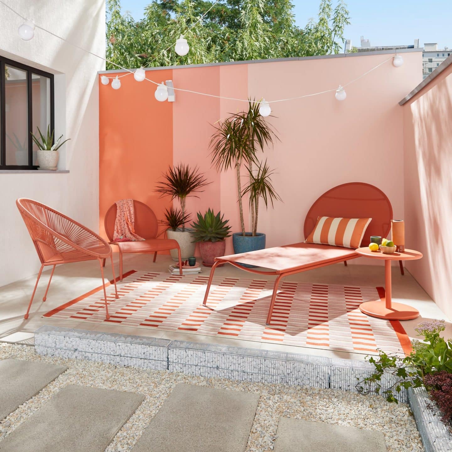 Envie d’un extérieur aussi beau qu’un salon ? Découvrez notre sélection de transats de jardin design, bains de soleil en bois, modèles rétro à rayures et chaises longues tendance pour créer un espace outdoor ultra déco. // Hellø Blogzine blog deco & lifestyle www.hello-hello.fr