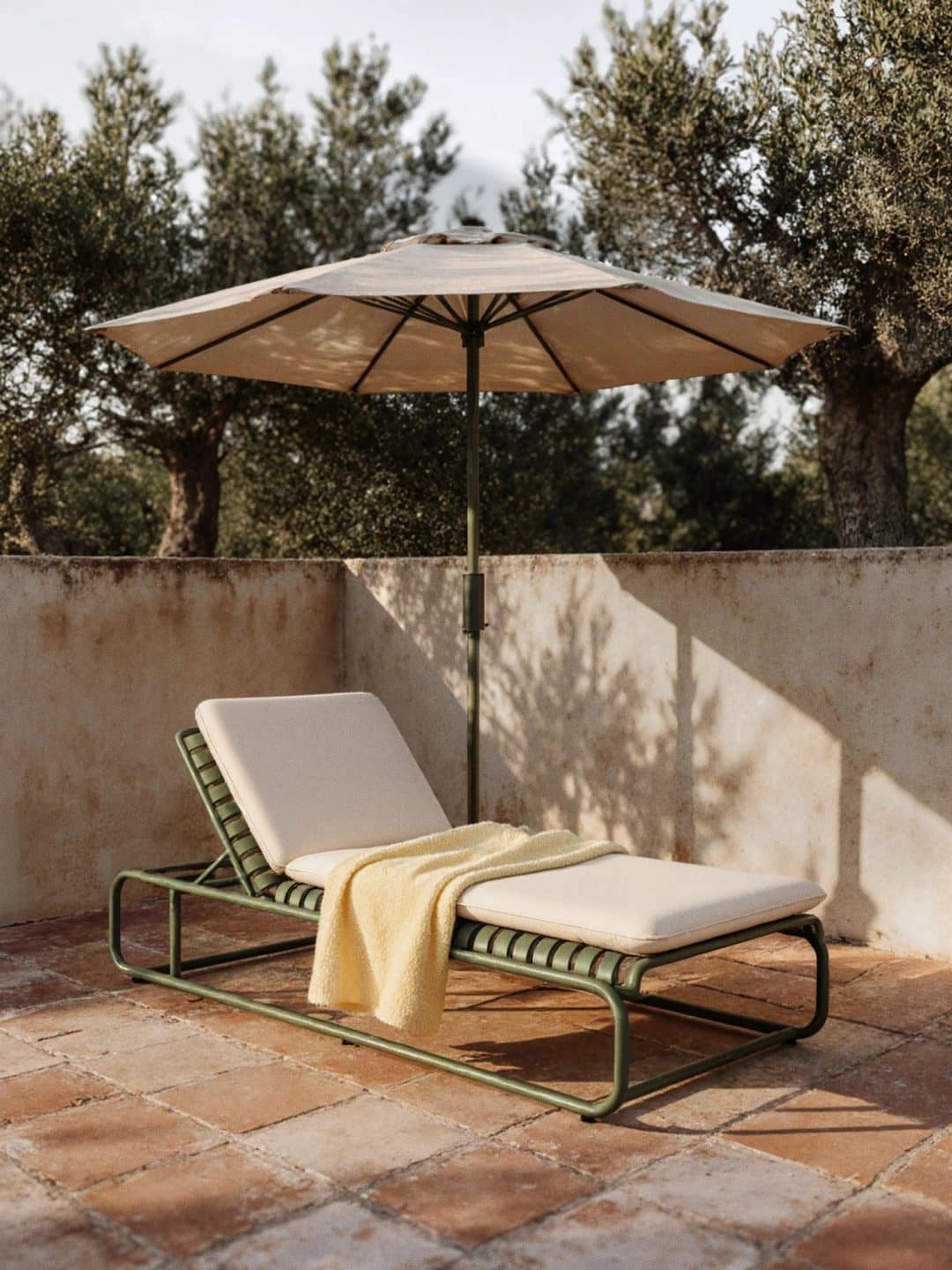 Envie d’un extérieur aussi beau qu’un salon ? Découvrez notre sélection de transats de jardin design, bains de soleil en bois, modèles rétro à rayures et chaises longues tendance pour créer un espace outdoor ultra déco. // Hellø Blogzine blog deco & lifestyle www.hello-hello.fr