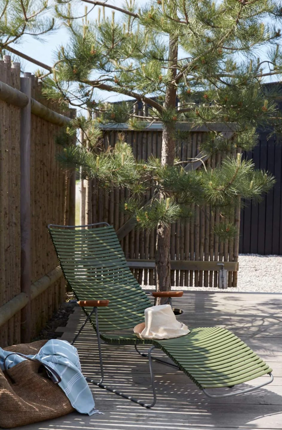 Envie d’un extérieur aussi beau qu’un salon ? Découvrez notre sélection de transats de jardin design, bains de soleil en bois, modèles rétro à rayures et chaises longues tendance pour créer un espace outdoor ultra déco. // Hellø Blogzine blog deco & lifestyle www.hello-hello.fr