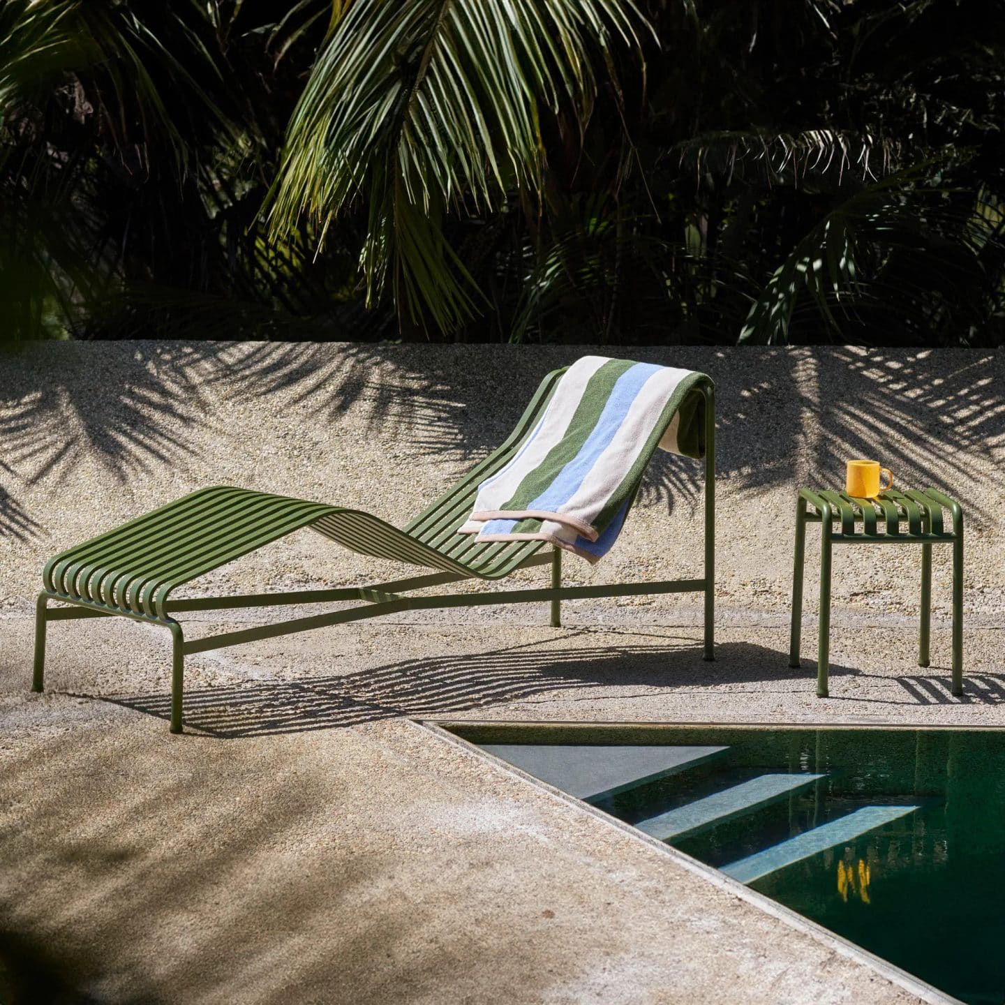 Envie d’un extérieur aussi beau qu’un salon ? Découvrez notre sélection de transats de jardin design, bains de soleil en bois, modèles rétro à rayures et chaises longues tendance pour créer un espace outdoor ultra déco. // Hellø Blogzine blog deco & lifestyle www.hello-hello.fr