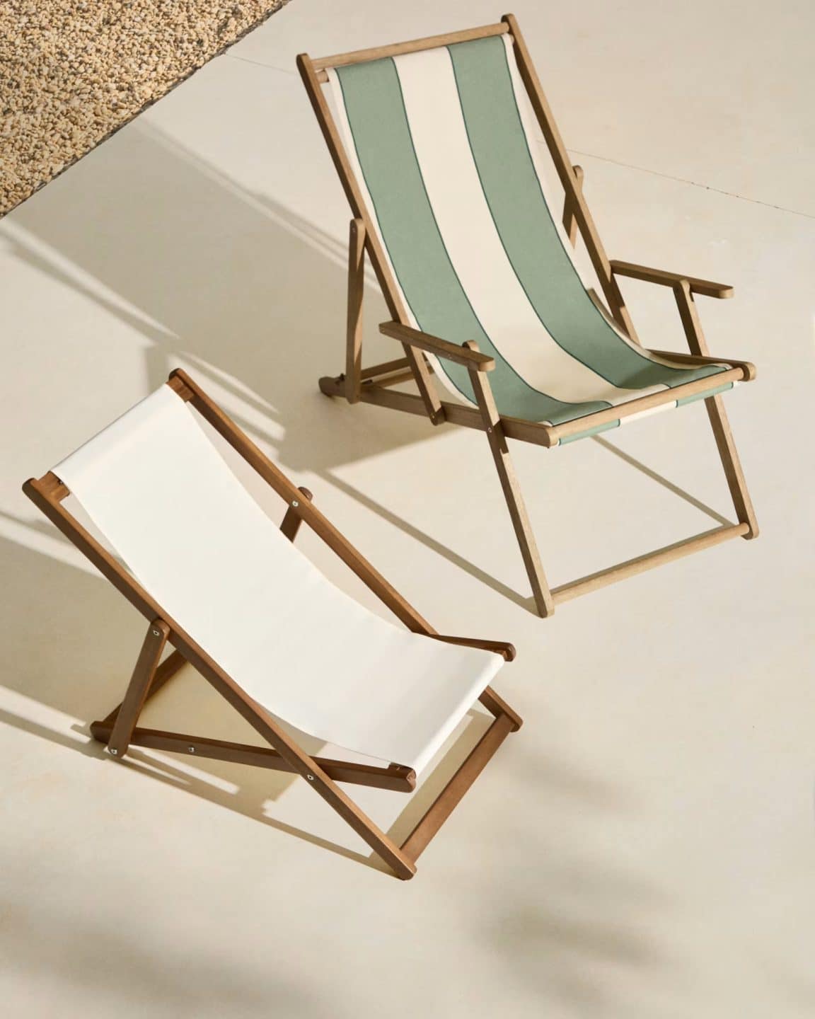 Envie d’un extérieur aussi beau qu’un salon ? Découvrez notre sélection de transats de jardin design, bains de soleil en bois, modèles rétro à rayures et chaises longues tendance pour créer un espace outdoor ultra déco. // Hellø Blogzine blog deco & lifestyle www.hello-hello.fr