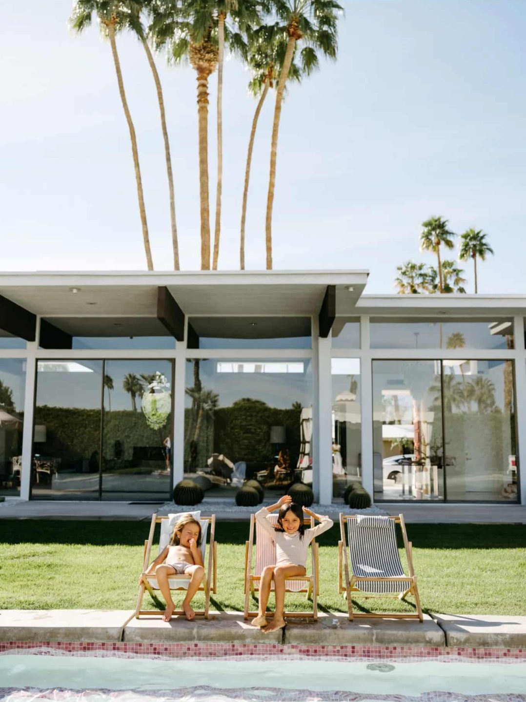 Envie d’un extérieur aussi beau qu’un salon ? Découvrez notre sélection de transats de jardin design, bains de soleil en bois, modèles rétro à rayures et chaises longues tendance pour créer un espace outdoor ultra déco. // Hellø Blogzine blog deco & lifestyle www.hello-hello.fr