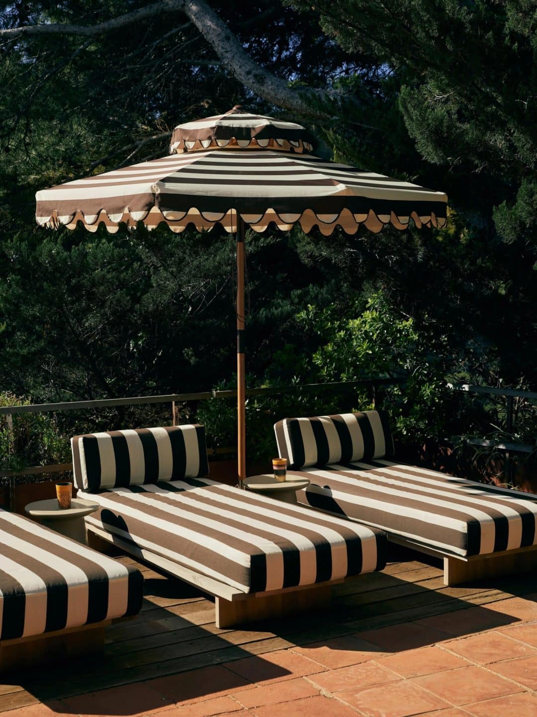 Envie d’un extérieur aussi beau qu’un salon ? Découvrez notre sélection de transats de jardin design, bains de soleil en bois, modèles rétro à rayures et chaises longues tendance pour créer un espace outdoor ultra déco. // Hellø Blogzine blog deco & lifestyle www.hello-hello.fr