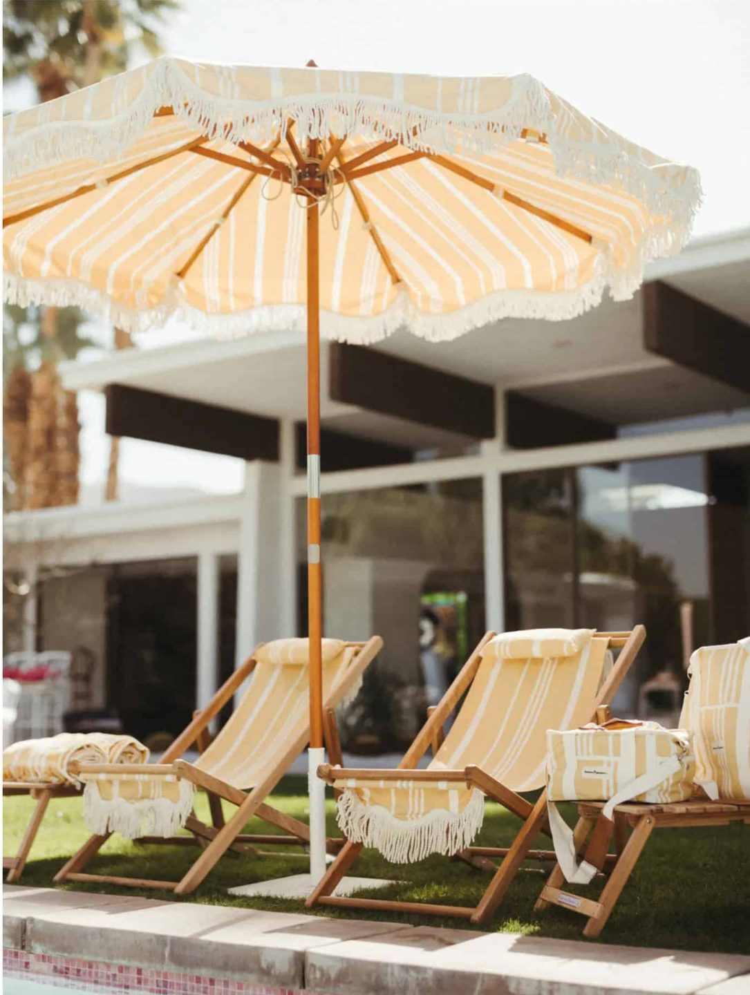 Envie d’un extérieur aussi beau qu’un salon ? Découvrez notre sélection de transats de jardin design, bains de soleil en bois, modèles rétro à rayures et chaises longues tendance pour créer un espace outdoor ultra déco. // Hellø Blogzine blog deco & lifestyle www.hello-hello.fr