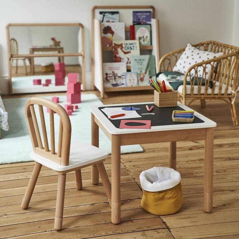 Chambre d'enfants : un joli coin bureau // Hellø Blogzine blog deco & lifestyle www.hello-hello.fr
