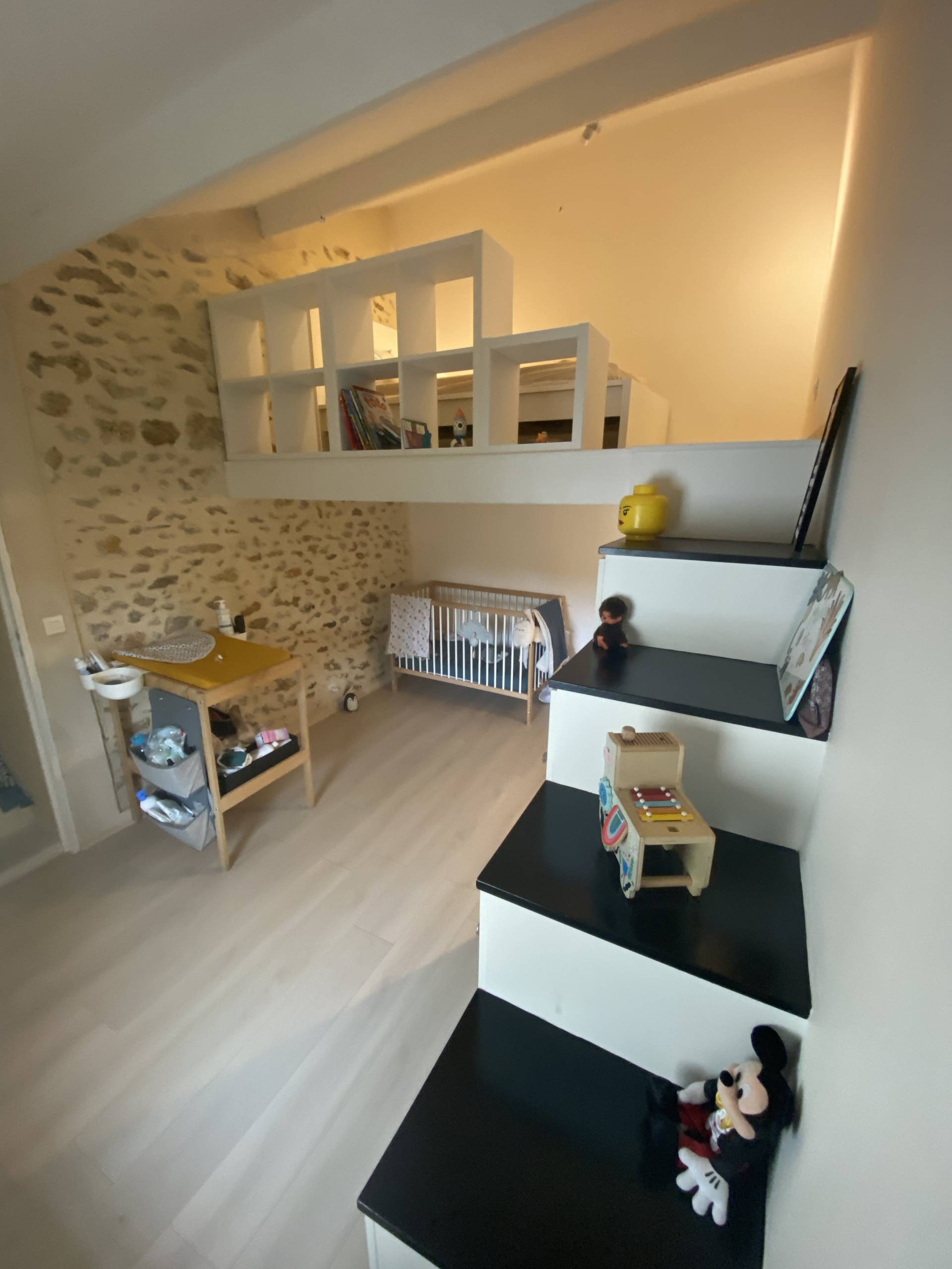 Avant Après : aménager une chambre d'enfant avec une mezzanine