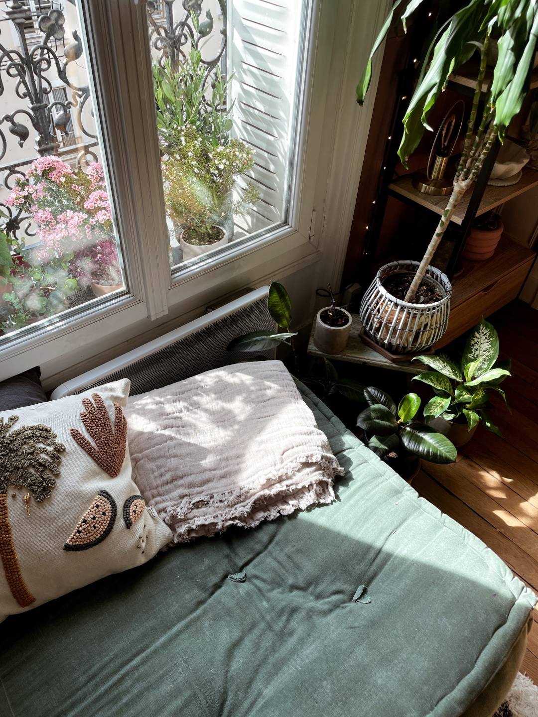 L'appartement bohème et romantique de la créatrice de bijoux Elise Tsikis