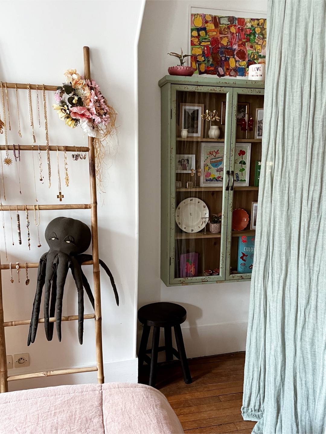 L'appartement bohème et romantique de la créatrice de bijoux Elise Tsikis