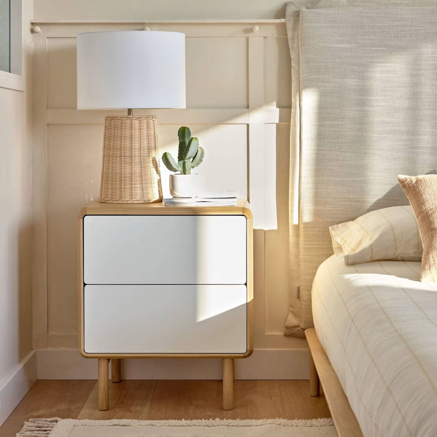Où trouver une jolie table de chevet pour la chambre ?