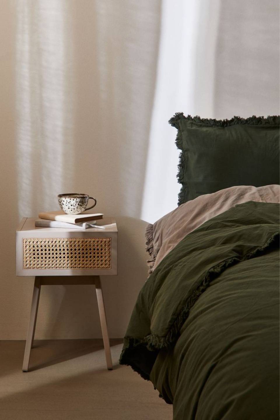Où trouver une jolie table de chevet pour la chambre ?