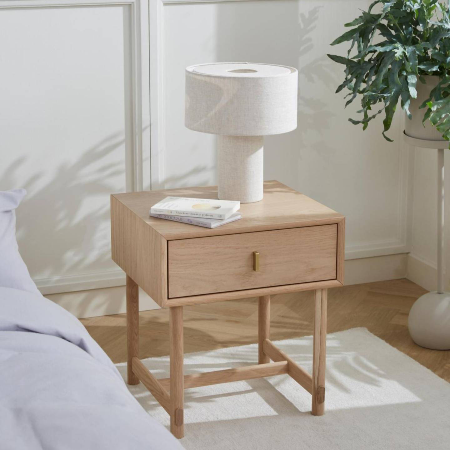 Où trouver une jolie table de chevet pour la chambre ?