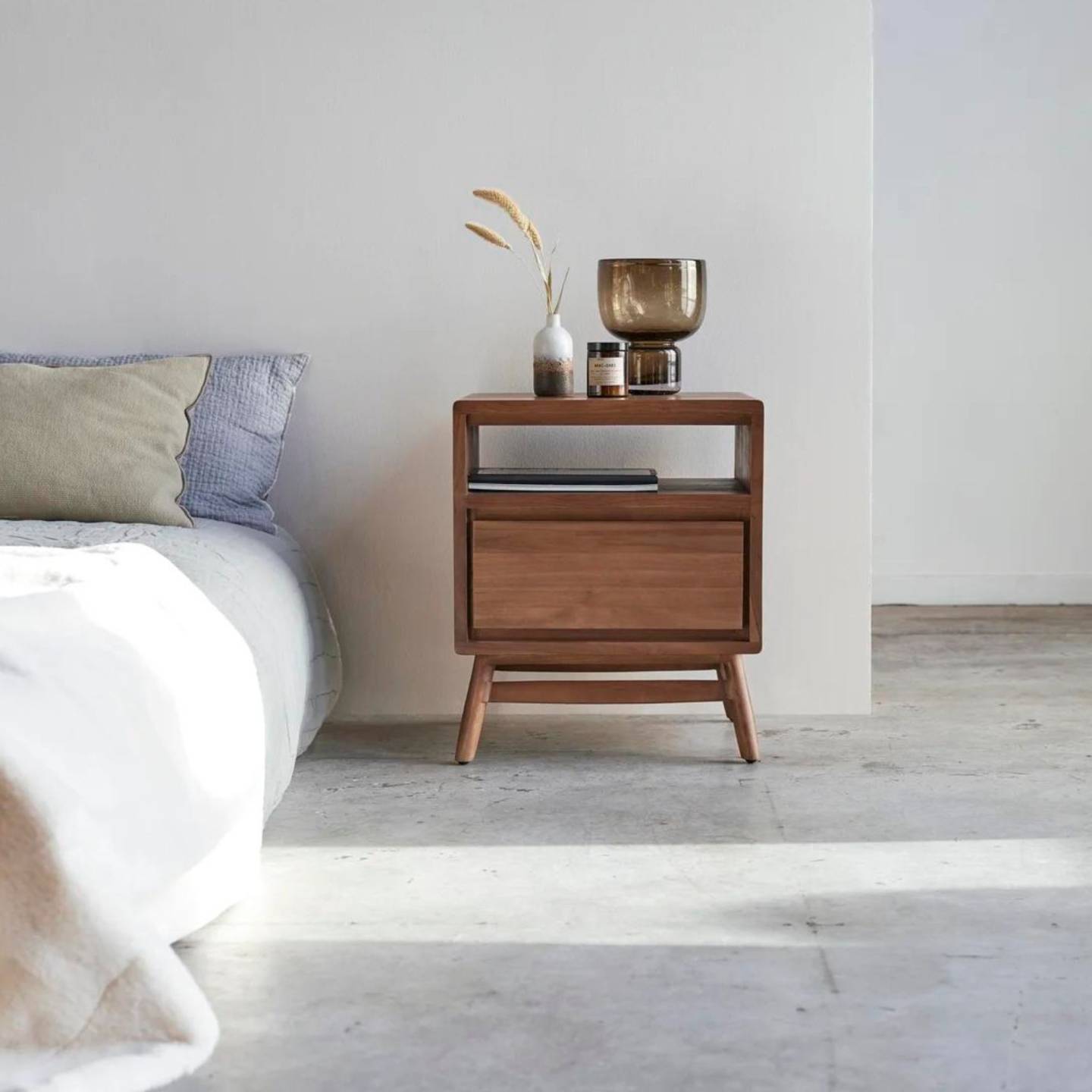 Où trouver une jolie table de chevet pour la chambre ?