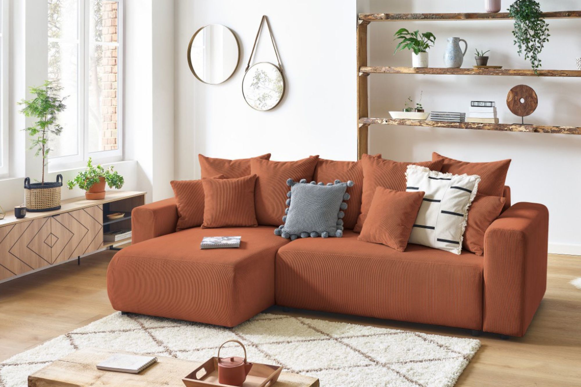 Canapé terracotta : 25 modèles pour réchauffer le salon // Hello Blogzine - Blog déco