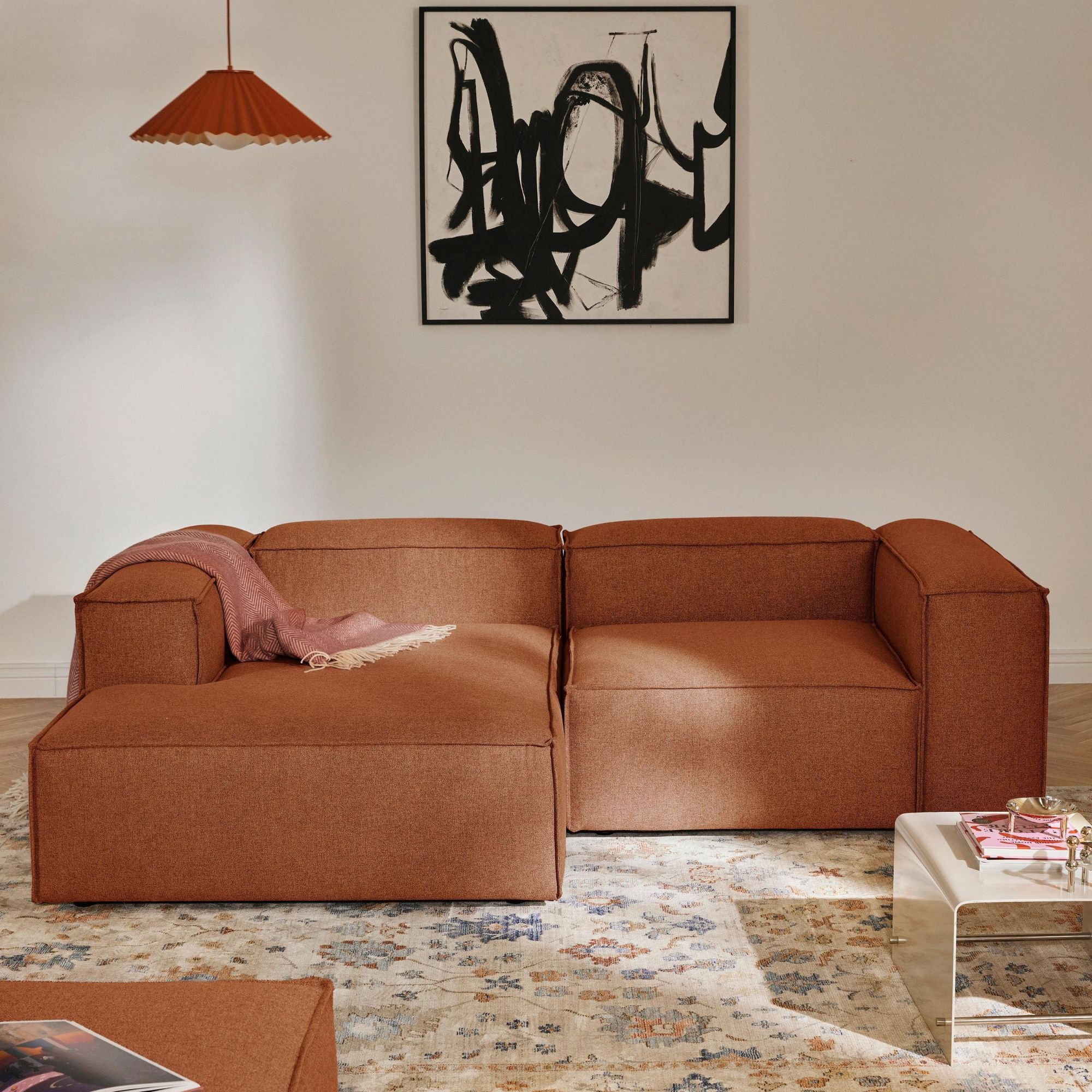 Canapé terracotta : 25 modèles pour réchauffer le salon // Hello Blogzine - Blog déco