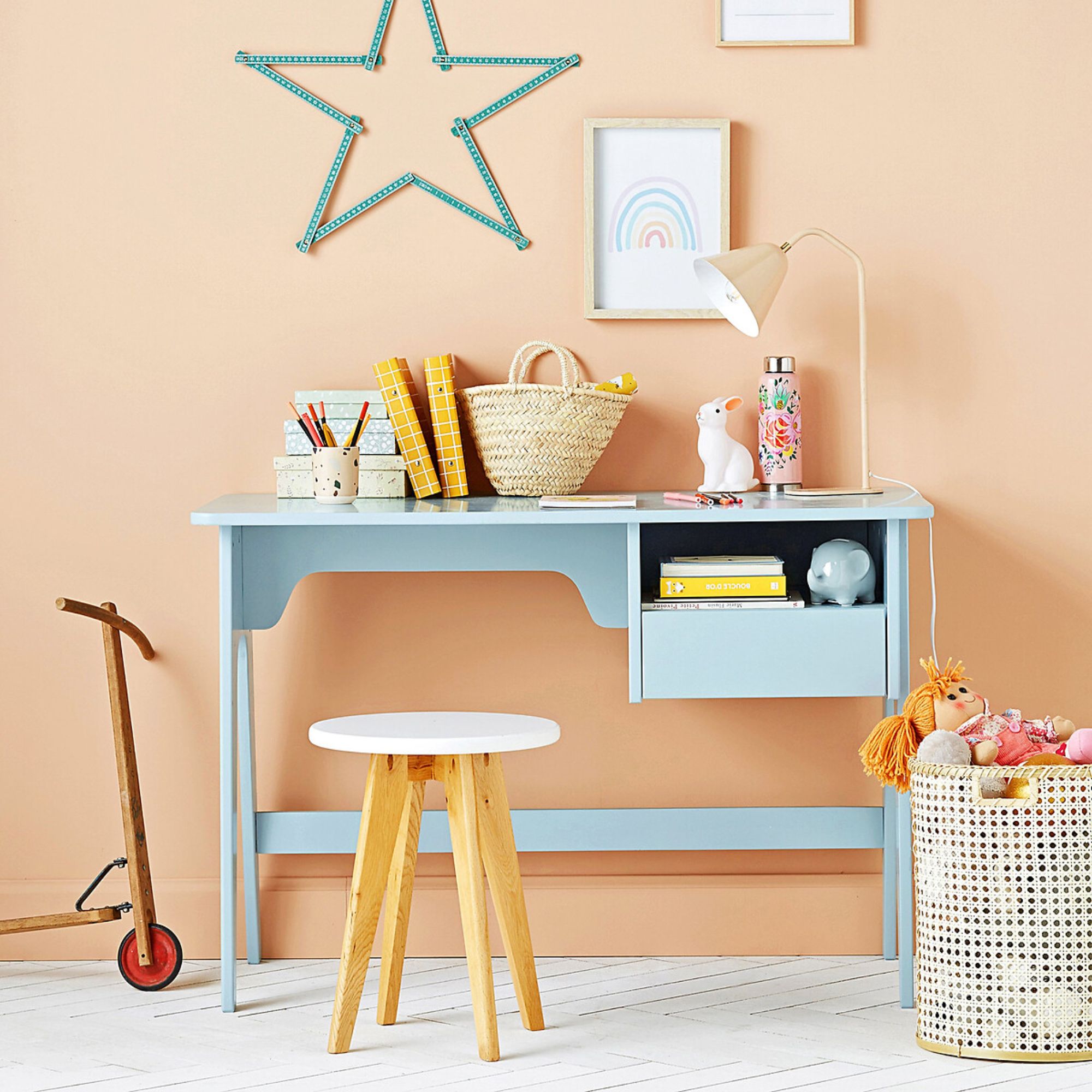 Bureau pour enfant : 17 modèles pour les tout petits // Hello Blogzine - Blog déco