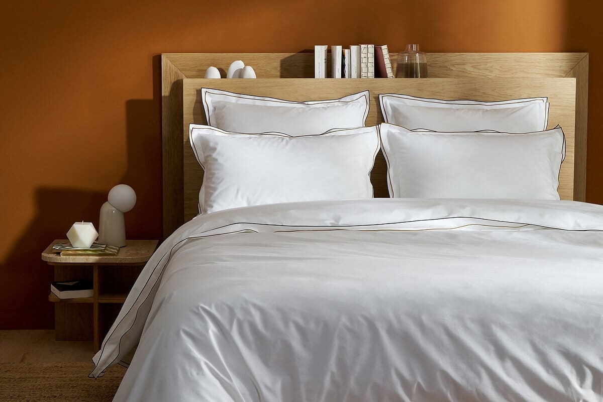 Les têtes de lit avec rangements : la tendance déco 2025 à adopter - Hellø Blogzine - Blog déco lifestyle - www.hello-hello.fr