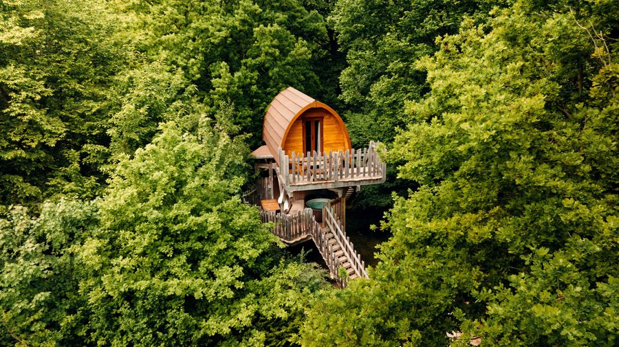 Des cabanes perchées dans les arbres pour une nuit insolite // Hellø Blogzine - Blog Déco