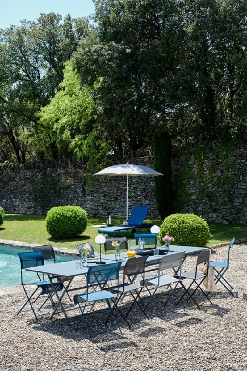 Fermob : la marque iconique de mobilier d'extérieur design et coloré // Hellø Blogzine blog deco & lifestyle www.hello-hello.fr