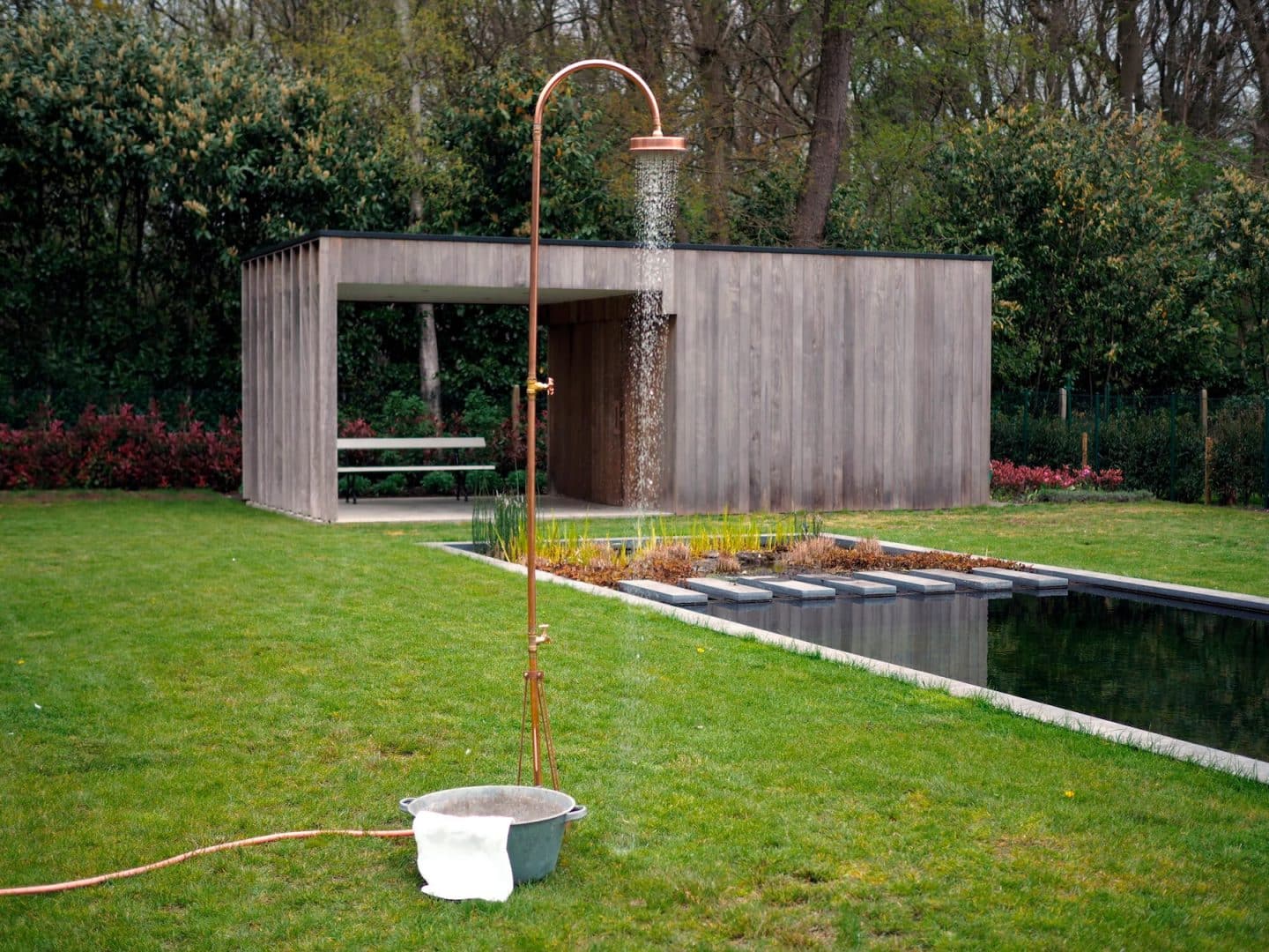 Ce que vous devez savoir avant d'installer une douche extérieure // Hellø Blogzine blog deco & lifestyle www.hello-hello.fr