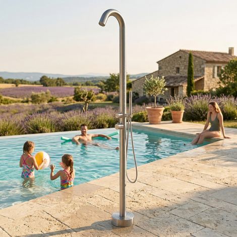 Ce que vous devez savoir avant d'installer une douche extérieure // Hellø Blogzine blog deco & lifestyle www.hello-hello.fr