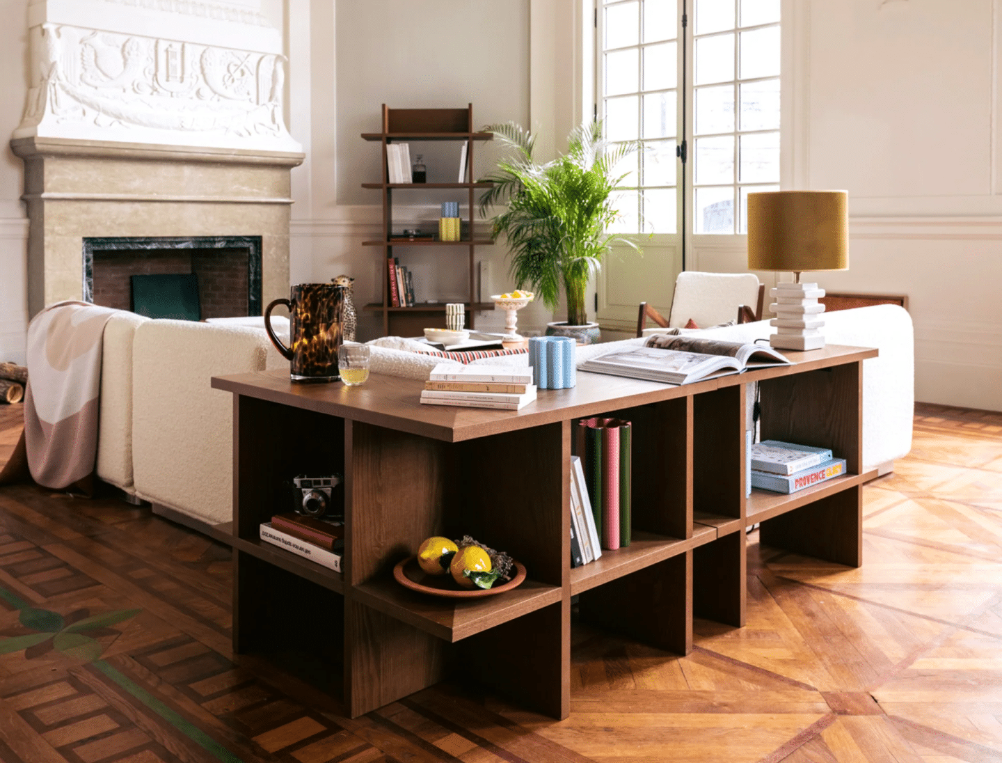 9 idées déco pour habiller l’arrière d’un canapé : console, bureau, enfilade ou banc. Inspirez-vous pour optimiser et styliser votre salon ! // Hëllø Blogzine www.hello-hello.fr