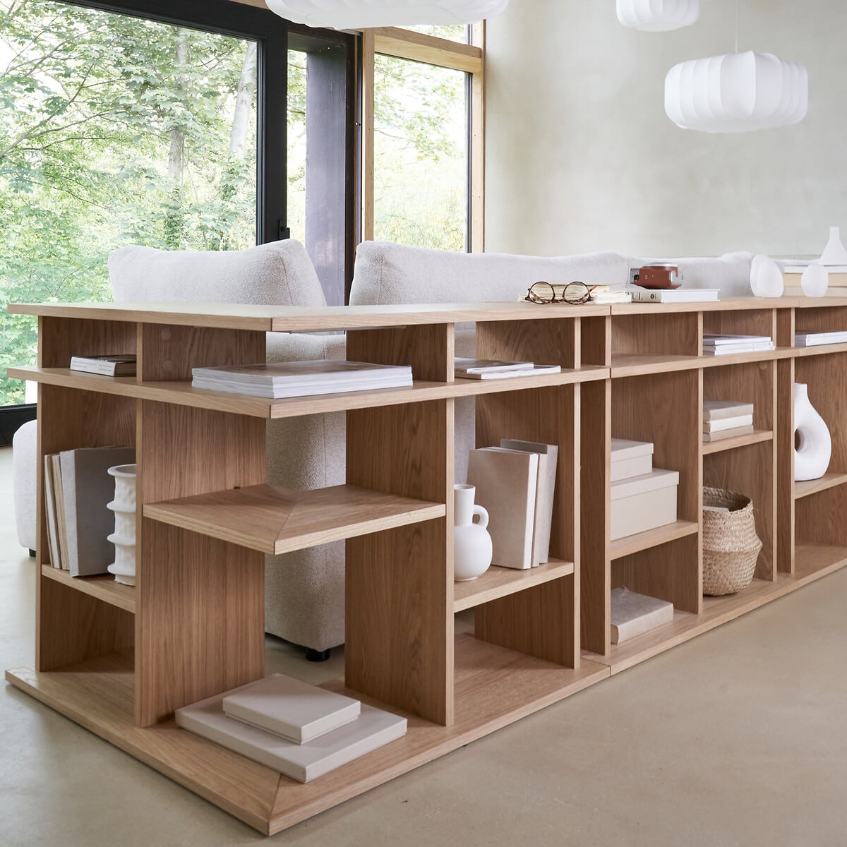 9 idées déco pour habiller l’arrière d’un canapé : console, bureau, enfilade ou banc. Inspirez-vous pour optimiser et styliser votre salon ! // Hëllø Blogzine www.hello-hello.fr