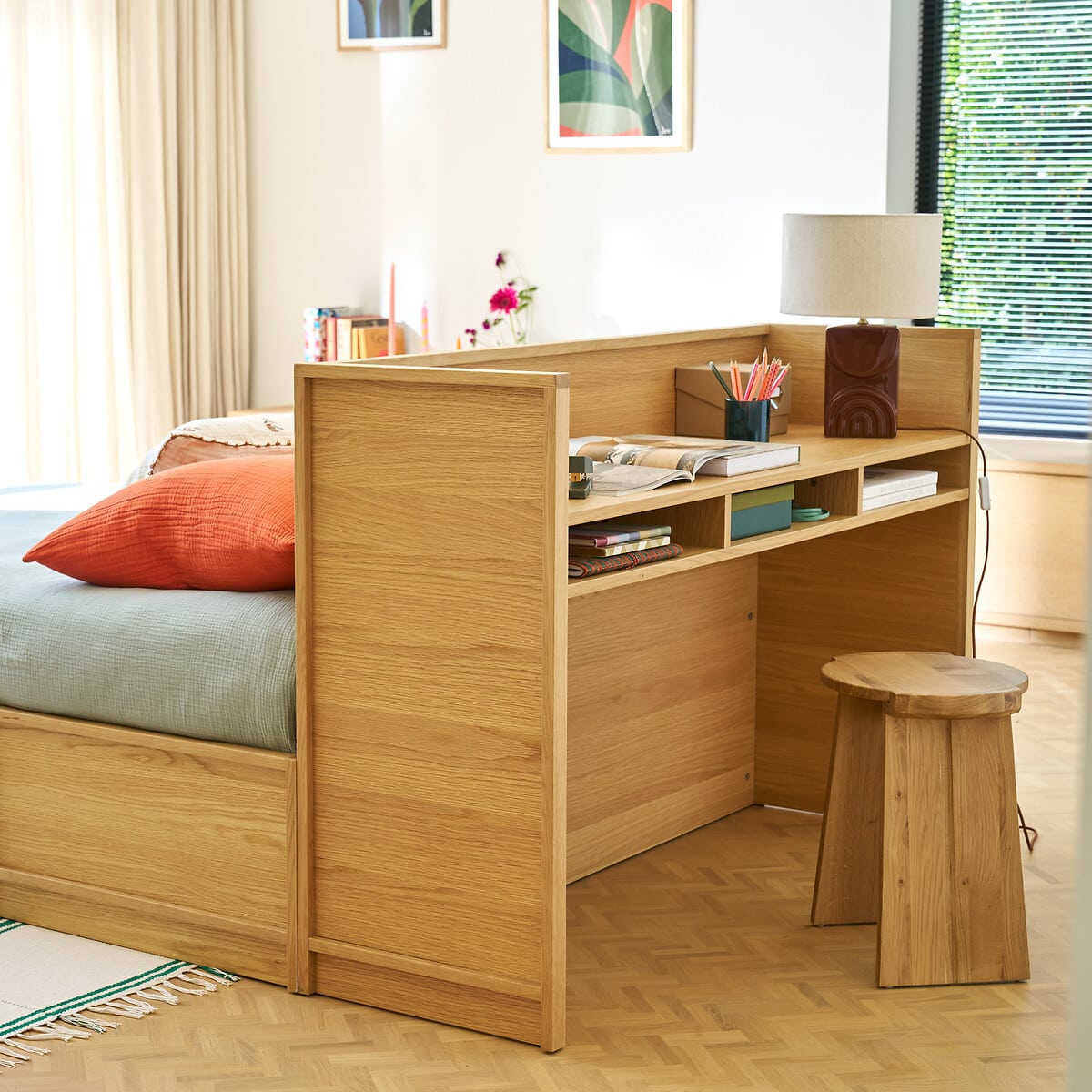 9 idées déco pour habiller l’arrière d’un canapé : console, bureau, enfilade ou banc. Inspirez-vous pour optimiser et styliser votre salon ! // Hëllø Blogzine www.hello-hello.fr