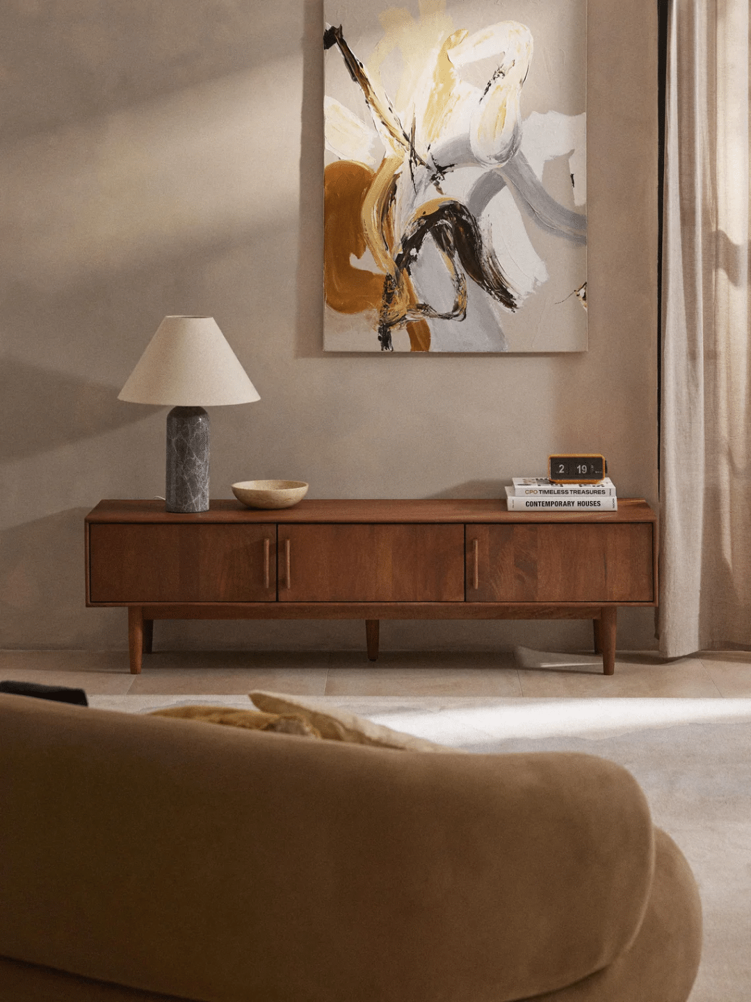 9 idées déco pour habiller l’arrière d’un canapé : console, bureau, enfilade ou banc. Inspirez-vous pour optimiser et styliser votre salon ! // Hëllø Blogzine www.hello-hello.fr