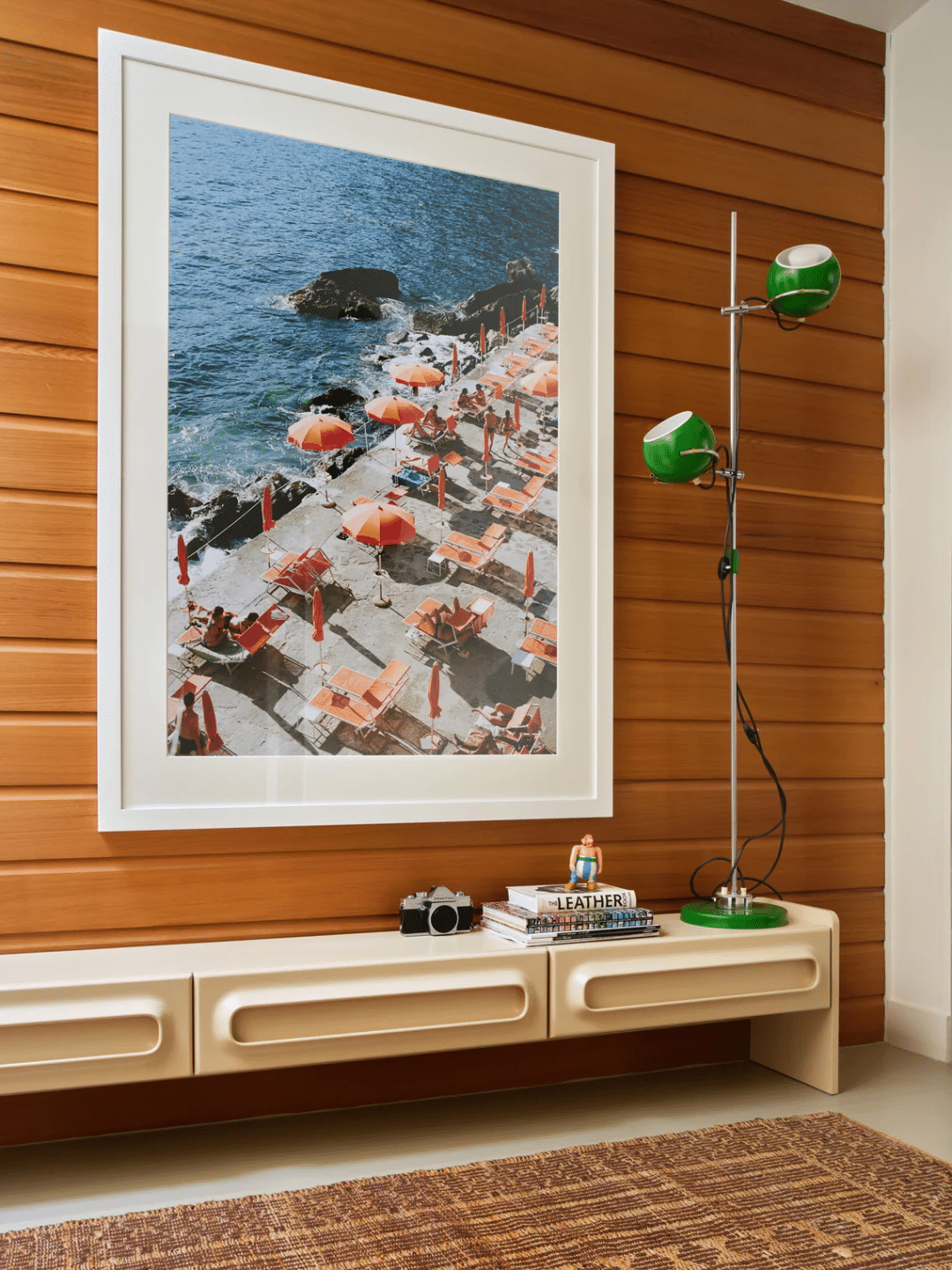 9 idées déco pour habiller l’arrière d’un canapé : console, bureau, enfilade ou banc. Inspirez-vous pour optimiser et styliser votre salon ! // Hëllø Blogzine www.hello-hello.fr