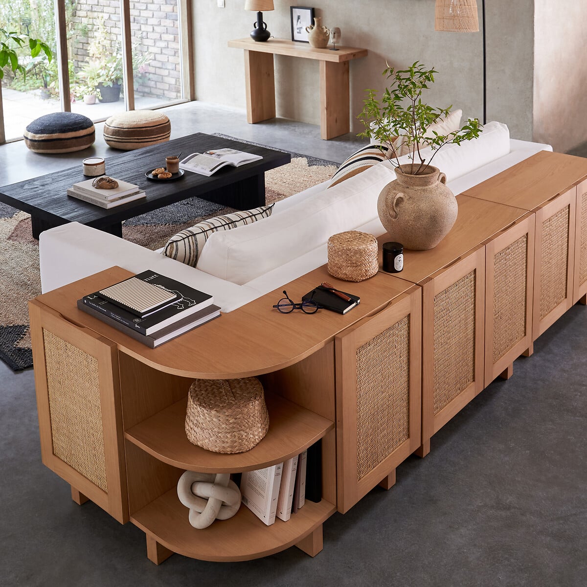 9 idées déco pour habiller l’arrière d’un canapé : console, bureau, enfilade ou banc. Inspirez-vous pour optimiser et styliser votre salon ! // Hëllø Blogzine www.hello-hello.fr