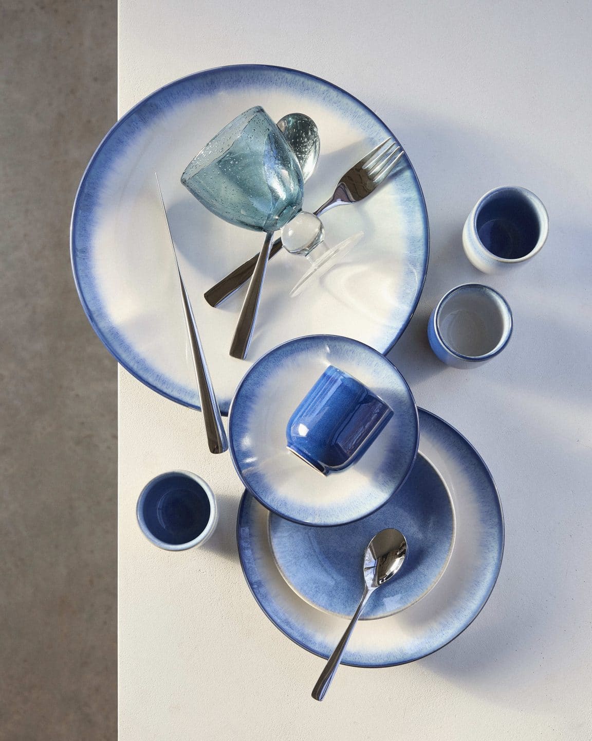 Découvrez la nouvelle collection Refuge boréal Cap au Nord de Maisons du Monde. Bleus profonds, bois clair et matières cocooning pour un intérieur chaleureux et élégant. // Hëllø Blogzine www.hello-hello.fr
