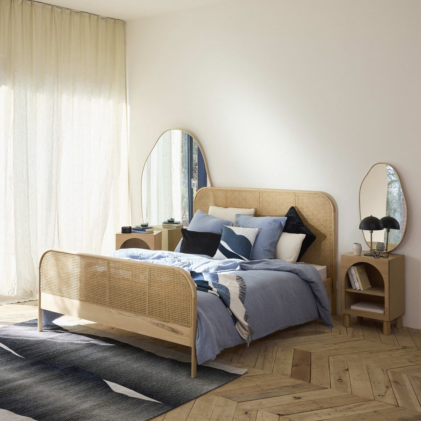 Découvrez la nouvelle collection Refuge boréal Cap au Nord de Maisons du Monde. Bleus profonds, bois clair et matières cocooning pour un intérieur chaleureux et élégant. // Hëllø Blogzine www.hello-hello.fr