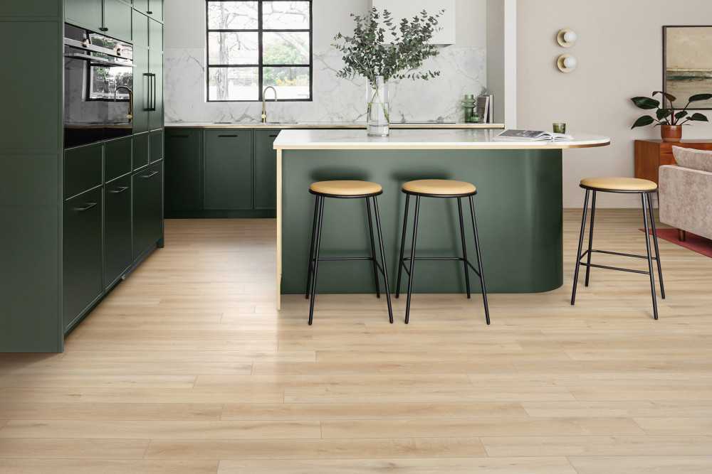 Parquet flottant chêne clair posé dans un salon moderne // Hëllø Blogzine www.hello-hello.fr