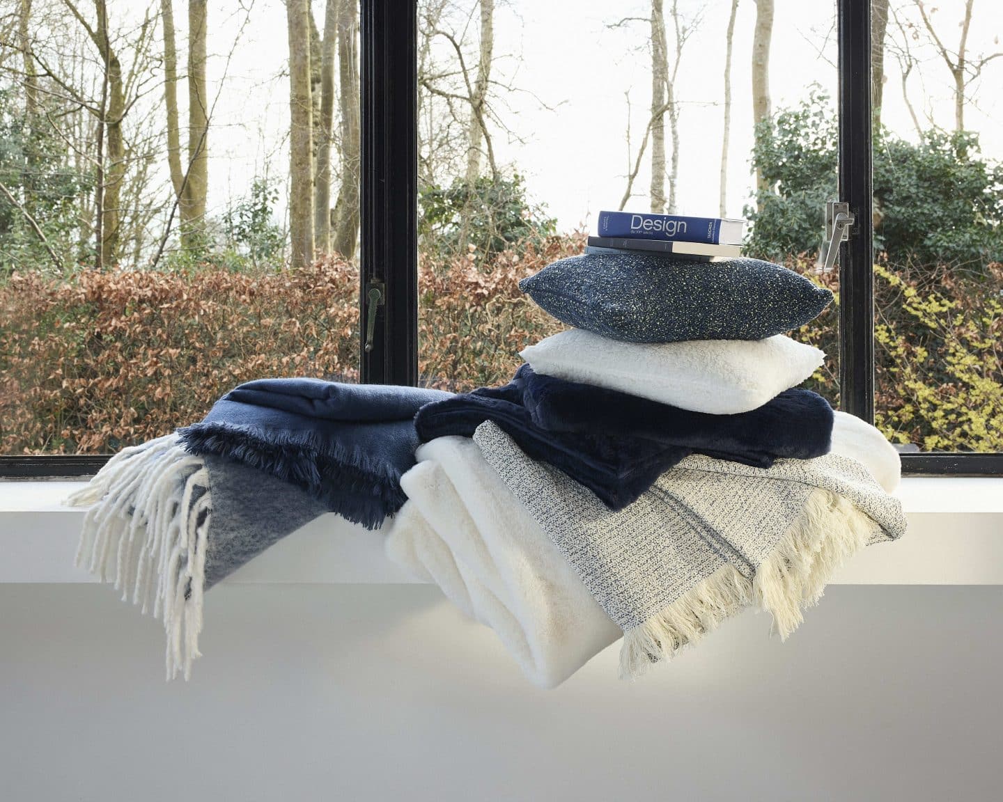 Découvrez la nouvelle collection Refuge boréal Cap au Nord de Maisons du Monde. Bleus profonds, bois clair et matières cocooning pour un intérieur chaleureux et élégant. // Hëllø Blogzine www.hello-hello.fr