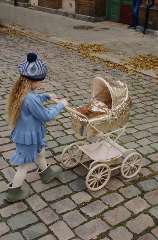 Landau pour poupée Sparkly doré Konges Sløjd – jouet d’exception design en métal et tissu pour chambre d’enfant // Hëllø Blogzine www.hello-hello.fr